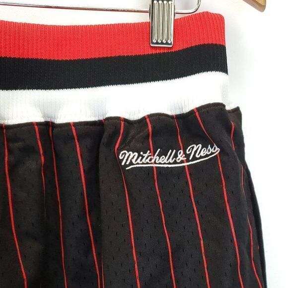 Mitchell & Ness Men's Shorts Medium Nice Kicks Talk Box Shorts Black - Picture 6 of 10